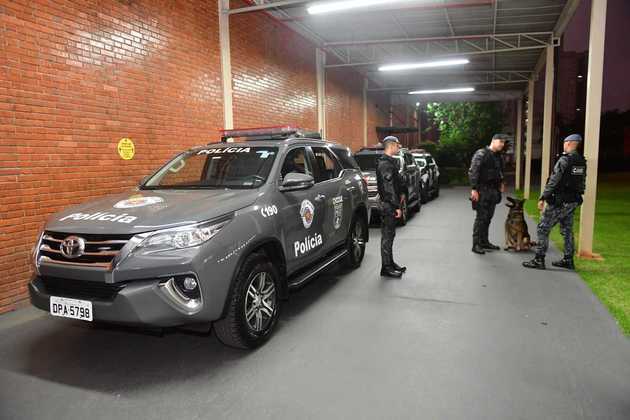 Nessa outra foto, é possível ver a quantidade de policiais que estão na Record TV para assegurar a integridade dos participantes da entrevista e prevenir imprevistos