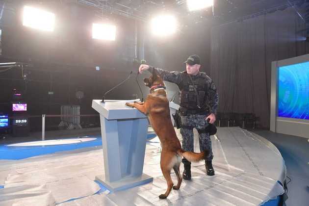 Os cães da PM (Polícia Militar) foram utilizados para averiguar os estúdios antes da entrevista com Bolsonaro