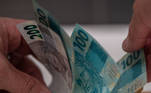 São Paulo, SP - 04.09.2023 _  Economia _   Saque de dinheiro em caixa eletrônico, notas sendo contadas, caixa, celulas de 50, 100 e 200 reais. Foto Edu Garcia/R7