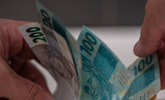 O que fazer com o dinheiro do 13º salário? Especialistas respondem  (Edu Garcia/R7 - 04.09.2023)