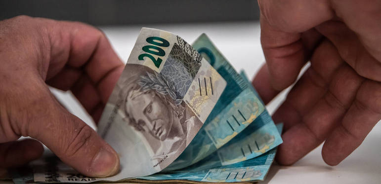 São Paulo, SP - 04.09.2023 _  Economia _   Saque de dinheiro em caixa eletrônico, notas sendo contadas, caixa, celulas de 50, 100 e 200 reais. Foto Edu Garcia/R7
