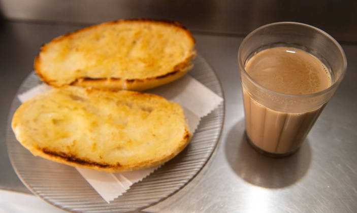 São Paulo, SP - 22.07.2022 - Café da Manhã _ Inflação aumenta o preço do tradicional pingado com pão com manteiga na chapa (Paguei R$ 7,00 no barzinho ao lado da Record TV). Foto Edu Garcia/R7