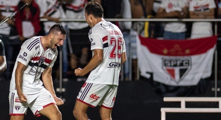 Calleri (à esquerda) comemora com Igor Gomes gol do São Paulo na vitória sobre o Palmeiras