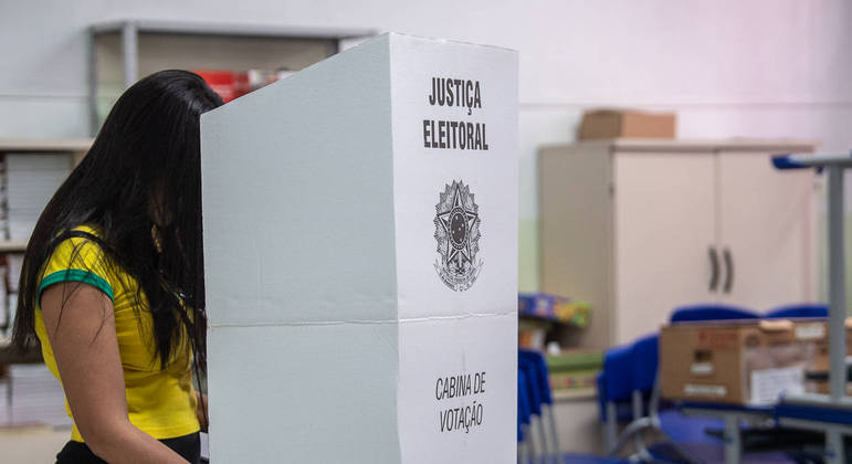 Eleitora vota no primeiro turno das eleições 2022