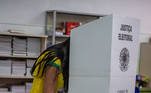 São Paulo, SP - 02.10.2022 - Eleições 2022, 1º Turno - Eleitores nas enfrentam longas filas para votar neste primeiro turno das eleições 2022. EMEF Monteiro Lobato, Pirituba, cabine eleitoral. Foto Edu Garcia/R7
