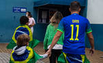 São Paulo, SP - 02.10.2022 - Eleições 2022, 1º Turno - Eleitores nas enfrentam longas filas para votar neste primeiro turno das eleições 2022.  Colégio Heitor Garcia, Lapa, zona Oeste. Foto Edu Garcia/R7