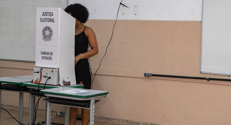 Eleitora votando durante o segundo turno da eleição de 2022