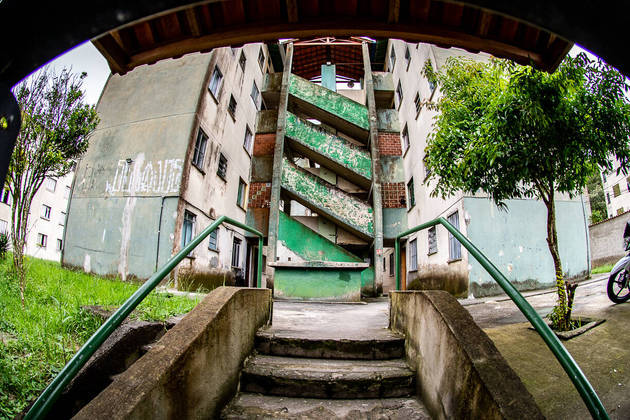 São Paulo, SP - 10.10.2023 _  Eloá _ 15 anos _ Eloá Cristina Pimentel, de 15 anos,  janela do apartamento onde foi mantida refém por mais de 100 horas pelo ex-namorado, Lindemberg Fernandes Alves, de 22 anos, em Santo André, no ABC Paulista. Ela foi morta no dia 17 de outubro de 2008 com um tiro na cabeça disparado por Lindemberg, em um trágico desfecho do sequestro. O rapaz invadiu o apartamento da adolescente inconformado com o fim do relacionamento. Foto Edu Garcia/R7