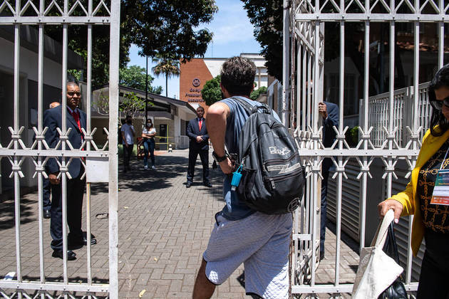 São Paulo, SP – 13.11.2022 – Enem, 2022, 1º dia –  Candidatos acessam a entrada principal da Universidade Presbiteriana Mackenzie para fazer a prova de linguagens, códigos e redação no primeiro dia do Enem. Foto Edu Garcia/R7