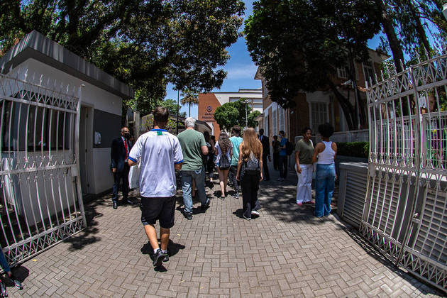 São Paulo, SP – 13.11.2022 – Enem, 2022, 1º dia –  Candidatos acessam a entrada principal da Universidade Presbiteriana Mackenzie para fazer a prova de linguagens, códigos e redação no primeiro dia do Enem. Foto Edu Garcia/R7