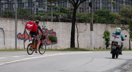 Entregador de app pedala na avenida Ermano Machetti, Água Branca, em São Paulo