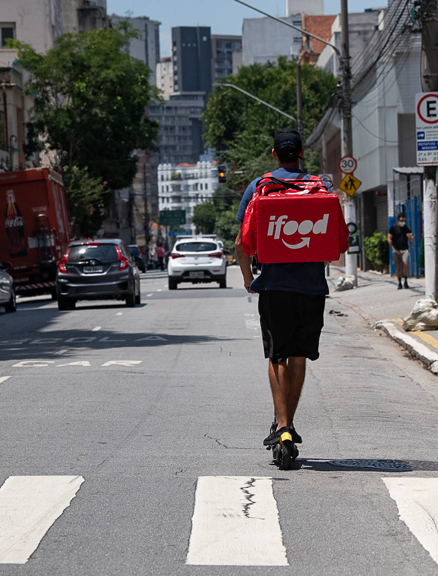 São Paulo, SP - 22.02.2022 - Entregador de alimento por aplicativo Ifood, com seu patinete na rua Dr. Veiga Filho, Centro.  Foto Edu Garcia/R7