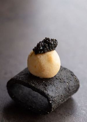 Pão de queijo com caviar servido no restaurante Nosso