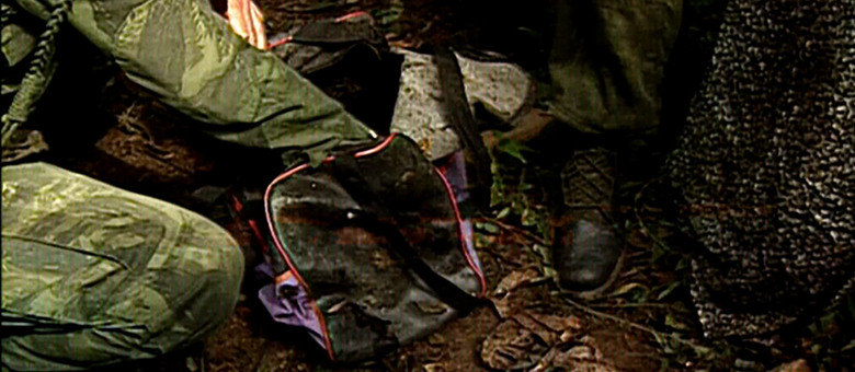 O trabalho da perícia identificou muitas peças de roupas da vítimas na mata, em São Paulo (Reprodução/Record TV)