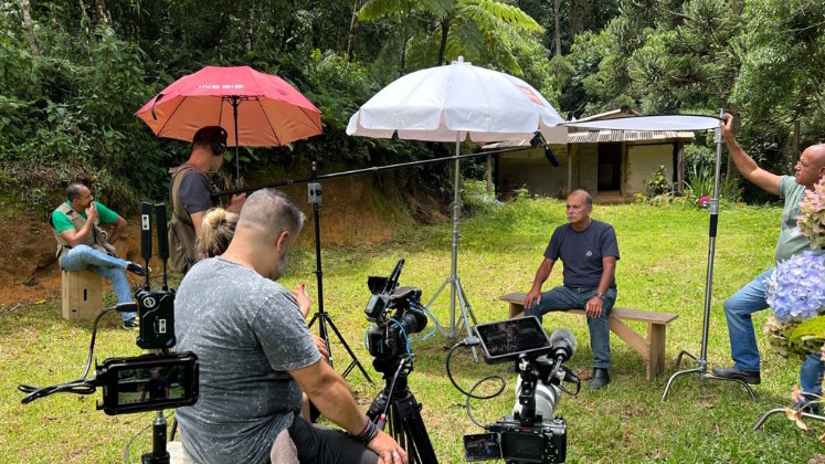 Equipe do documentário em uma diária no casebre antigo em que o Sr. Afonso morava com a família