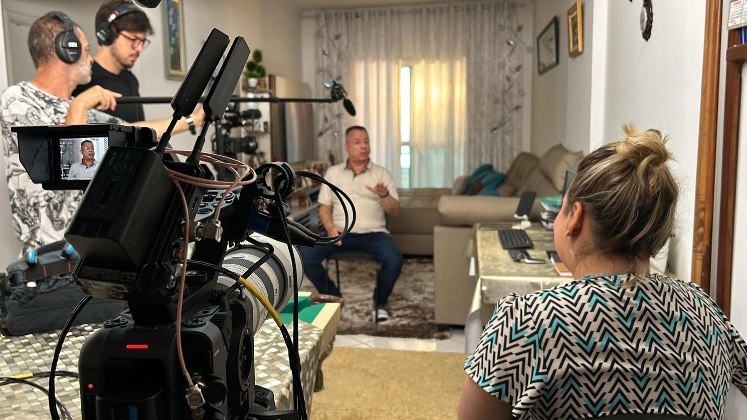 Auxiliar de áudio Hélio Mineiro, diretor de externa Bruno Lima e produtora Ana Júlia de Grammont durante o depoimento exclusivo na casa do ex-escoteiro Osvaldo Lobeiro