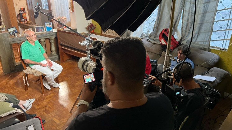 Flávio Ferreira, cinegrafista que fez todos os registros do documentário, pontua a importância pessoal de acompanhar essa história e o sofrimento que testemunhou: 'Foi um caso de mistério policial aliado a um pai que jamais desistiu de encontrar o filho. Sempre que seu Ivo vê o filho vivo, lembra do outro'.