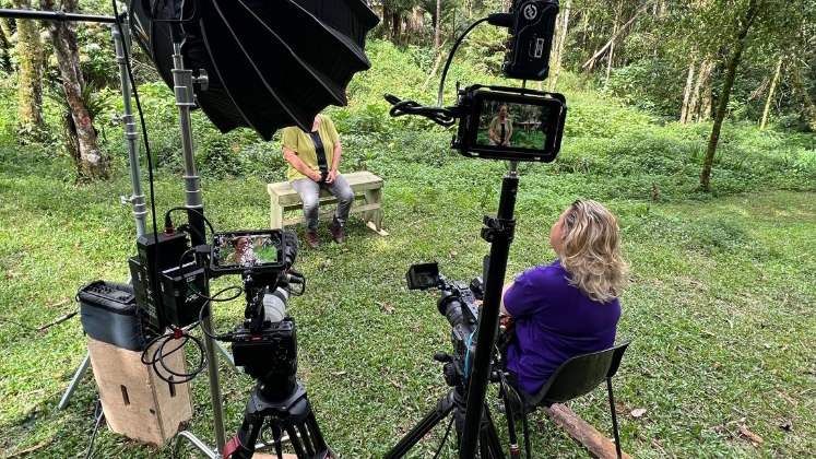 'Produzir esse documentário me permitiu mergulhar não só no caso do Marco Aurélio, mas na vida da família Simon. Há dois anos, durante uma entrevista com Ivo em sua casa, notei que ele guardava em uma caixa um arquivo pessoal riquíssimo, em formato de filme, que despertou em mim a vontade de fazer mais', exprime a produtora Ana Júlia de Grammont