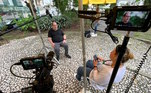 Marco Antônio, irmão gêmeo do escoteiro desaparecido, concede entrevista para a equipe em uma praça perto da casa onde mora, em Praia Grande, litoral paulista