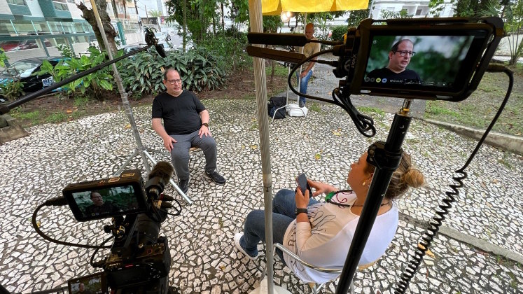 Marco Antônio, irmão gêmeo do escoteiro desaparecido, concede entrevista para a equipe em uma praça perto da casa onde mora, em Praia Grande, litoral paulista