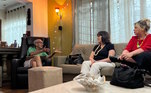 Bastidores da entrevista com Ivo Simon na casa onde ele mora há 55 anos, em Guarulhos (SP). Ao lado, a editora Anna Karina Bernardoni e a produtora Ana Júlia de Grammont, responsáveis pelo documentário