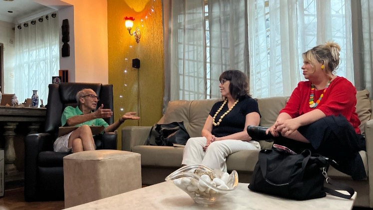 Bastidores da entrevista com Ivo Simon na casa onde ele mora há 55 anos, em Guarulhos (SP). Ao lado, a editora Anna Karina Bernardoni e a produtora Ana Júlia de Grammont, responsáveis pelo documentário