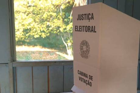 Mais de 1.800 eleitores estavam aptos a votar em aldeias indígenas da região de Atalaia do Norte (AM) (Ciro Barros/Reprodução/RECORD)