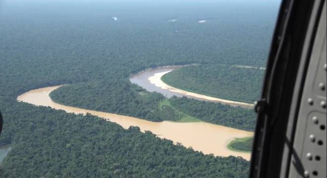 Urnas só chegam pelo ar à região amazônica por conta da estiagem (Ciro Barros/Reprodução/RECORD)