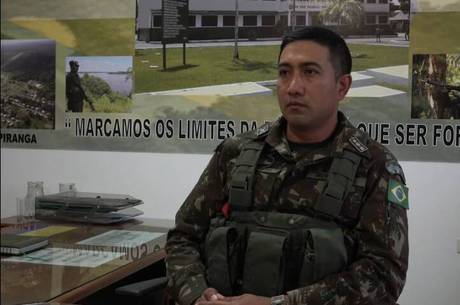 Comandante do 8º Batalhão de Infantaria de Selva, tenente-coronel Ribeiro Júnior diz que helicópteros permitem entrega de urnas (Ciro Barros/Reprodução/RECORD)