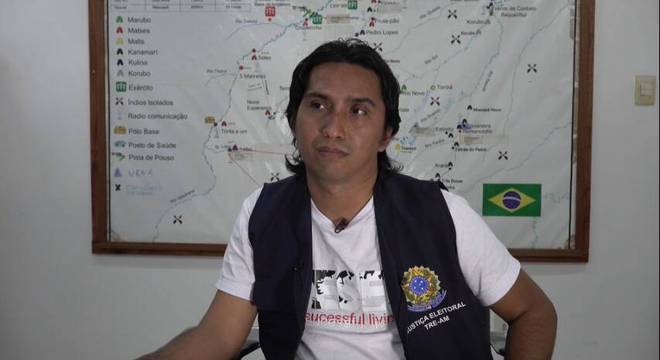 Emerson Nogueira, chefe do cartório da zona eleitoral de Atalaia do Norte (AM): 'TSE encampou a ideia de colocar as urnas próximo de onde os eleitores residiam' (Ciro Barros/Reprodução/RECORD)