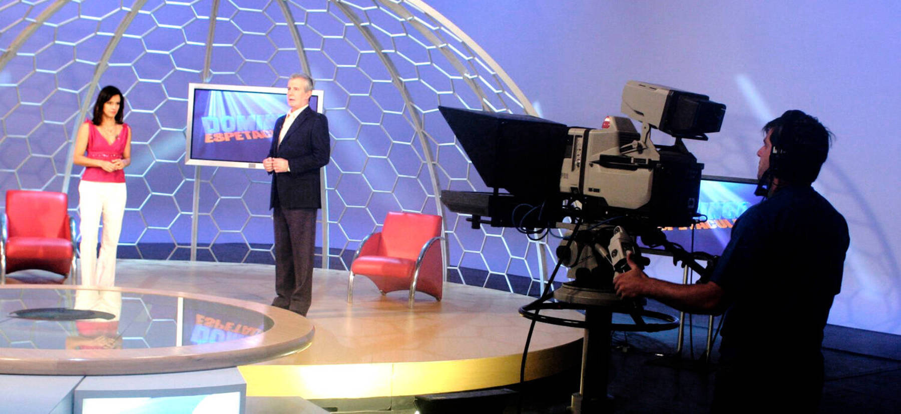 Lorena Calábria veio do jornalismo cultural para a tela do Domingo Espetacular (Divulgação/Record TV)