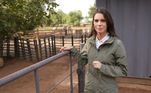 Camila Busnello observa o cercados onde os rinocerontes filhotes vivem 