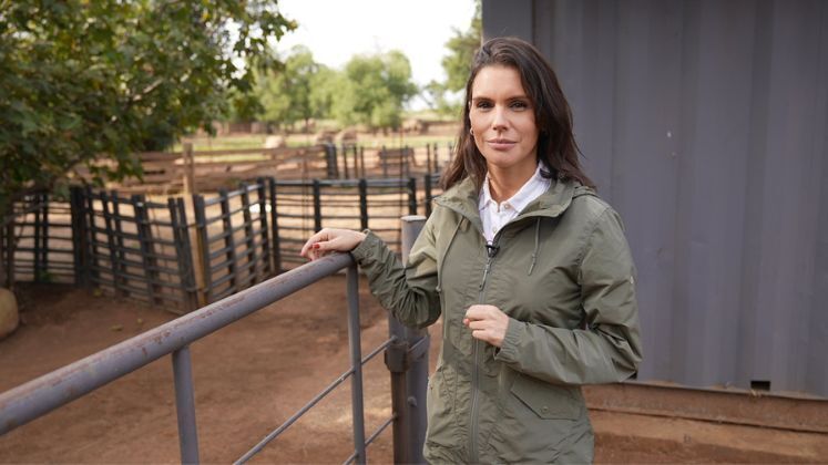 Camila Busnello observa o cercados onde os rinocerontes filhotes vivem 