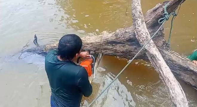 Estiagem amazônica atrapalha tráfego de barcos pelos rios da região (Ciro Barros/Reprodução/RECORD)