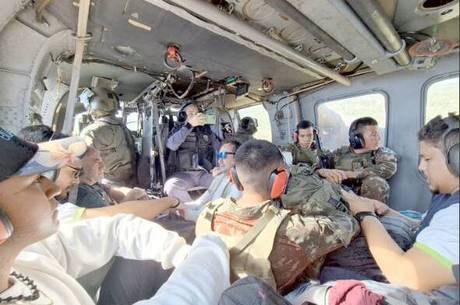 Eleições: helicóptero das Forças Armadas chega superlotado com pessoas e mantimentos para garantir votação (Ciro Barros/RECORD)