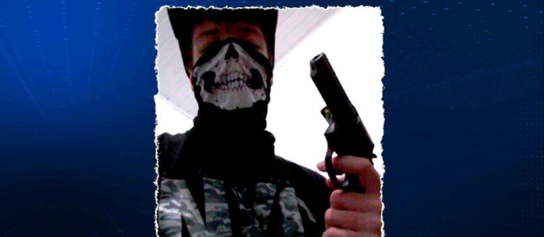 Guilherme estava vestido de preto e usava um lenço com estampa de caveira e uma mochila (Reprodução/Record TV)