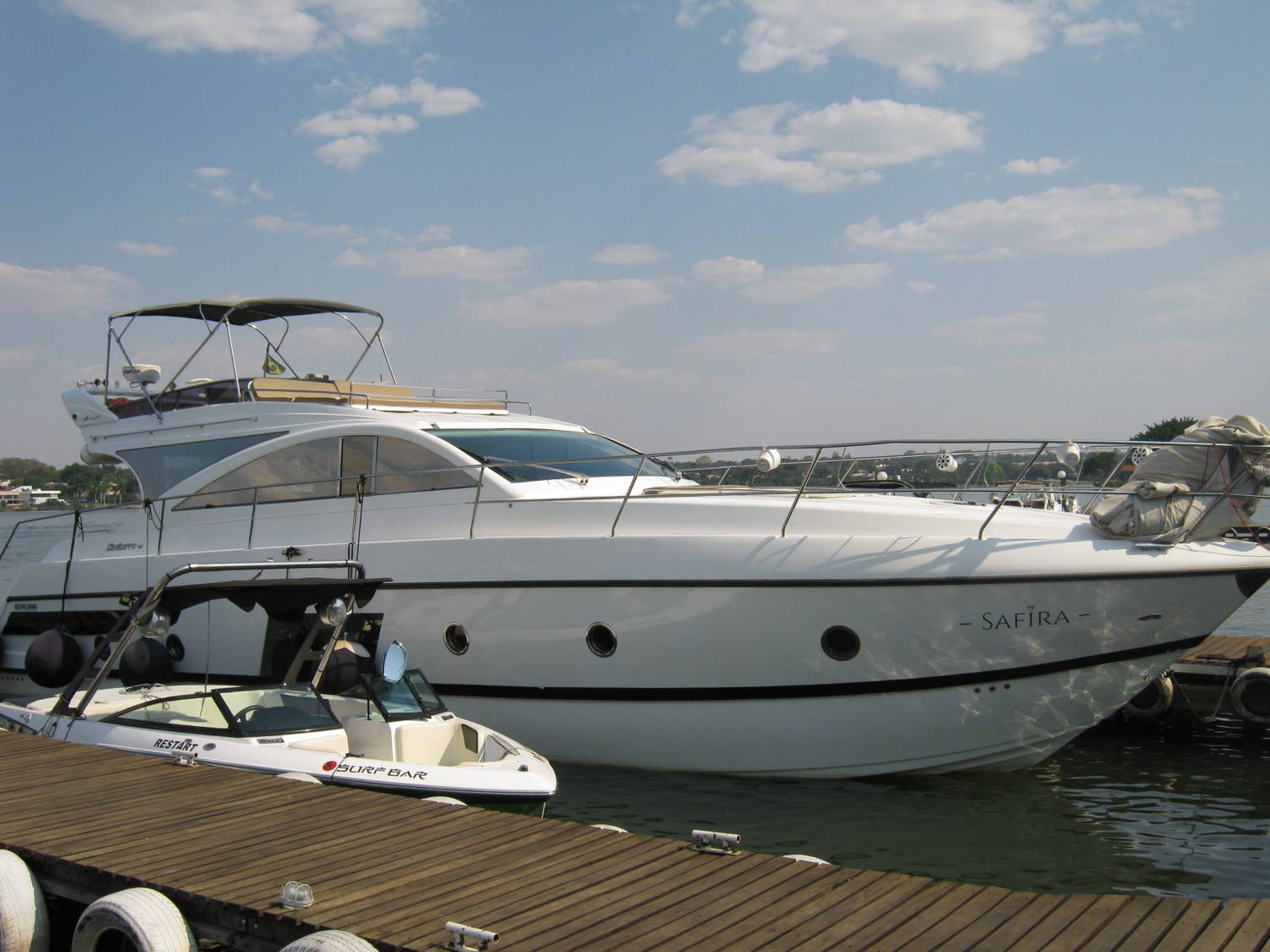 A joia flutuante Safira, avaliada em R$ 3 milhões, é uma das maiores do Paranoá (Eduardo Marini/R7)