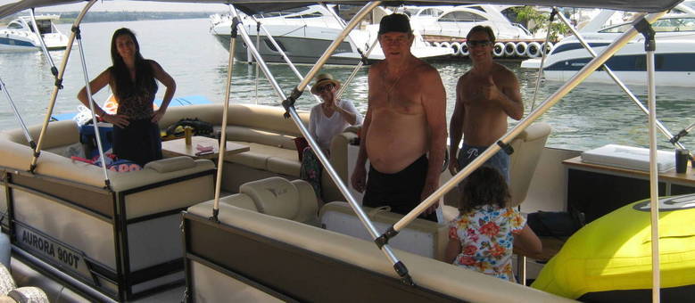 O construtor naval Ramon com a família à bordo do VCat (Eduardo Marini/R7)