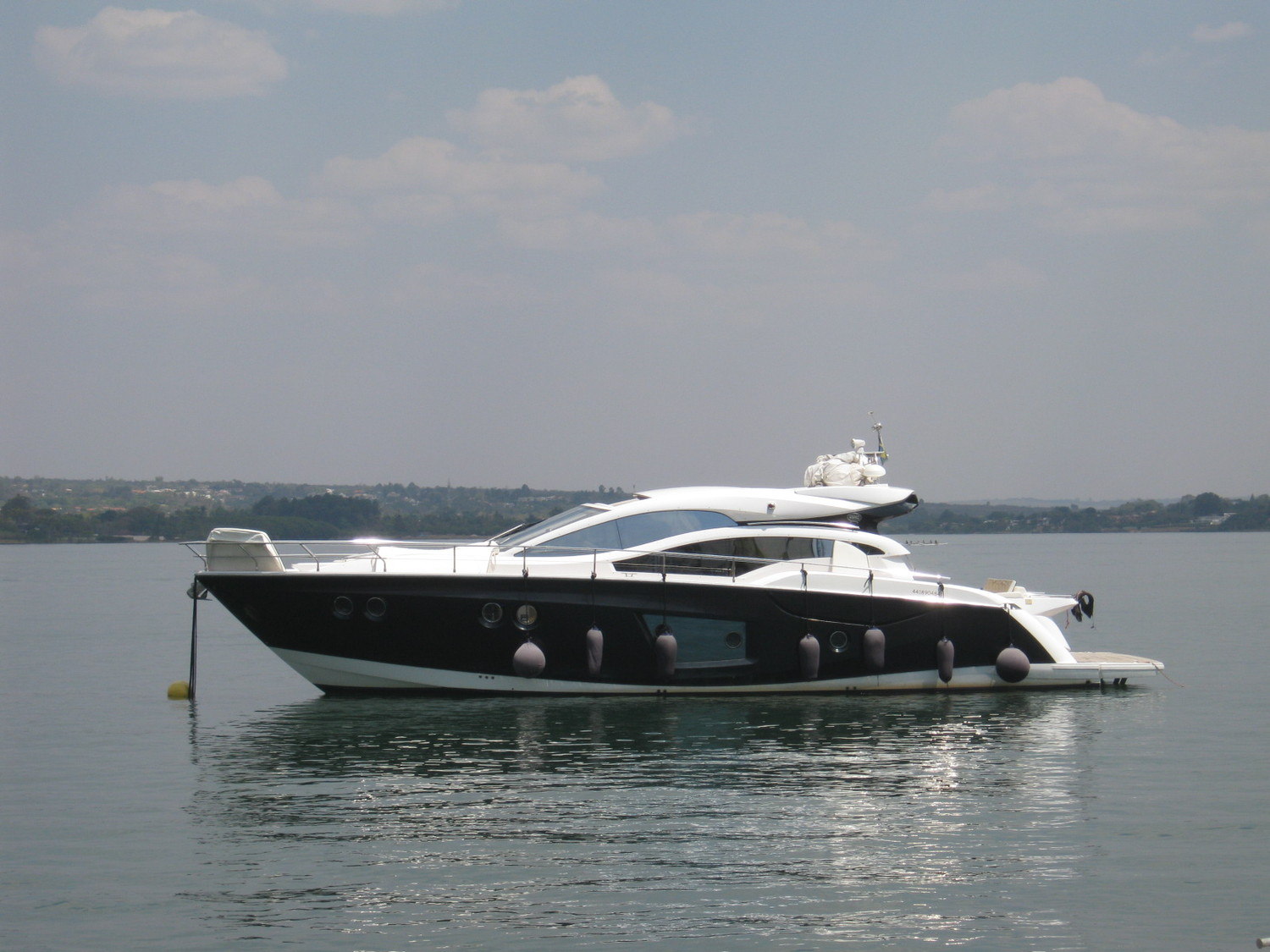 A reluzente e milionária Sessa vinda da Itália para as águas do Paranoá (Eduardo Marini/R7)