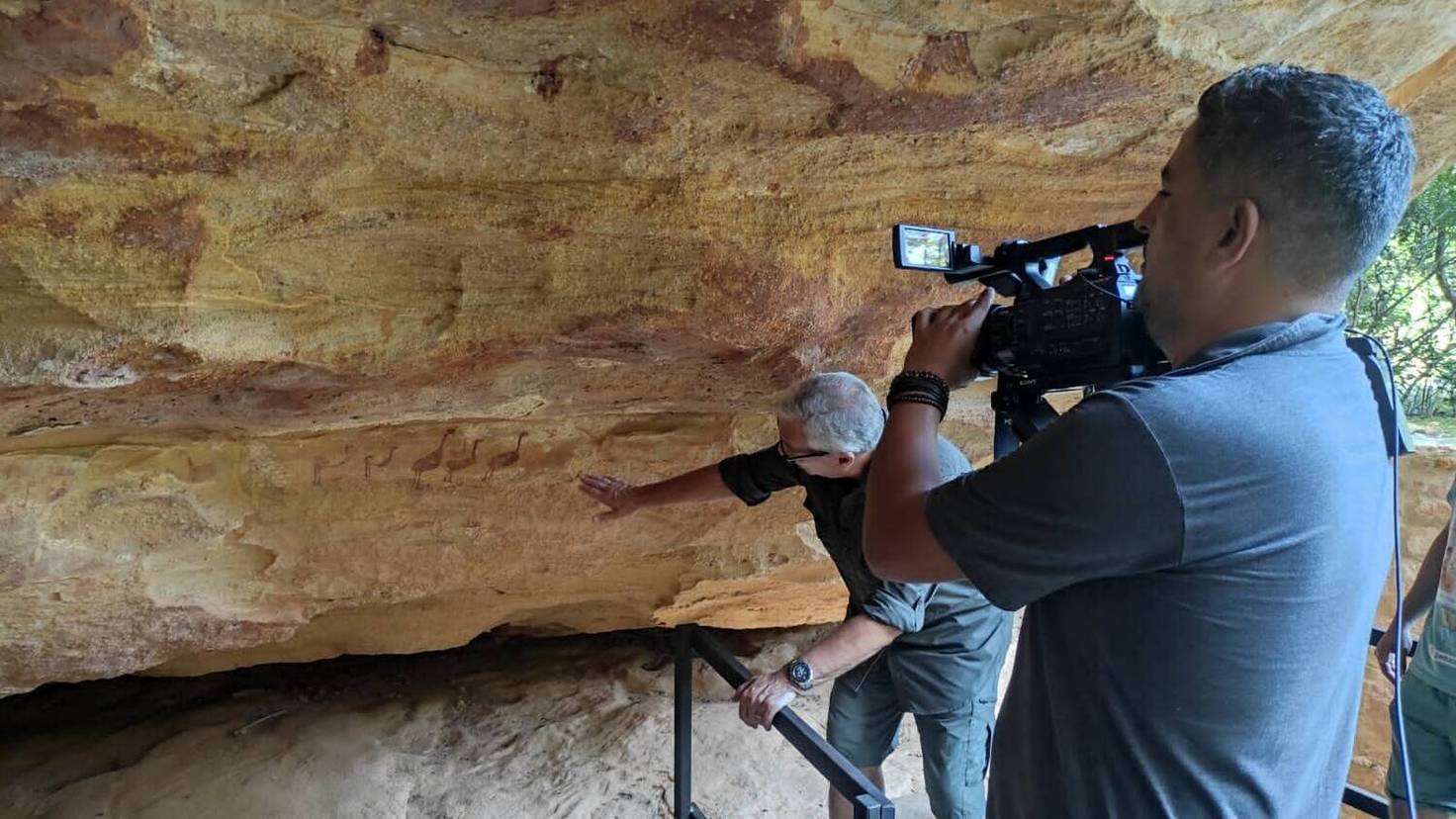 Equipe do 'Jornal da Record' encontra as famosas pinturas rupestres pré-históricas (Reprodução/Record TV)