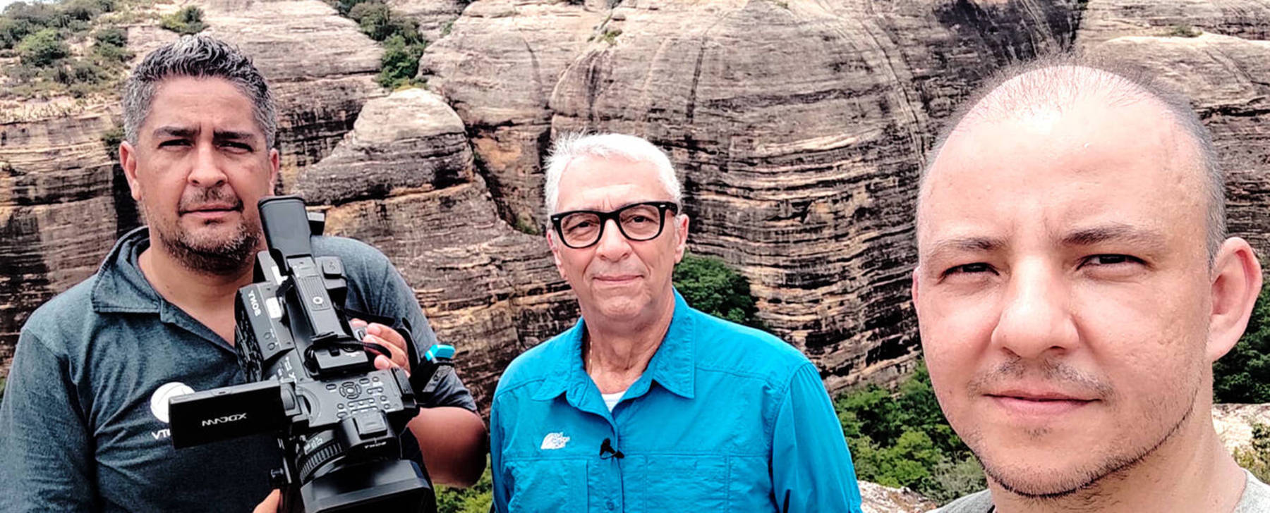Equipe do Jornal da Record na Serra da Capivara: o cinegrafista Hugo Costa, o auxiliar Guilherme Carvalho e o repórter Ari Peixoto (Divulgação/Record TV)