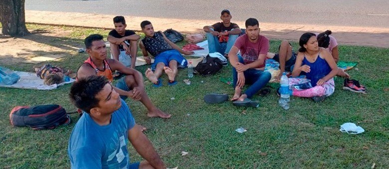 Venezuelanos no gramado ao lado da rodoviária, da capital Boa Vista. Eles chegam desempregados e com fome (Divulgação/Record TV)