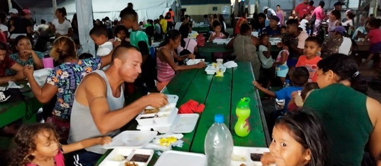 Venezuelanos em refeitório de abrigo organizado pela “Operação Acolhida”, do governo brasileiro (Divulgação/Record TV)