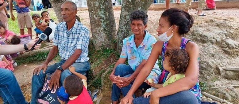 O vigilante venezuelano Otulio Pacheco com a família em Pacaraima (RR) (Divulgação/Record TV)