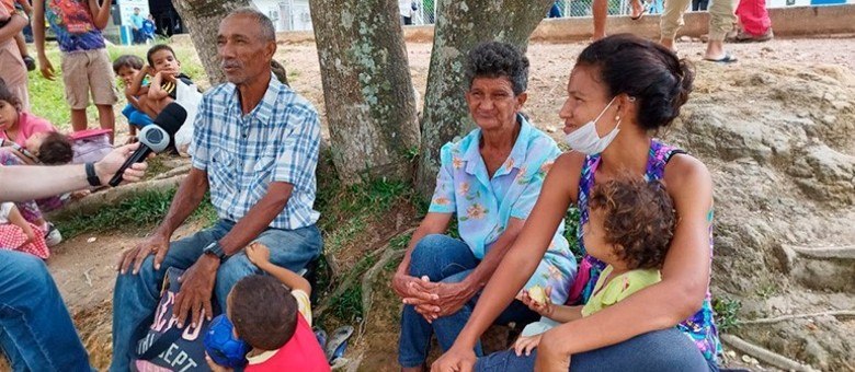 O vigilante venezuelano Otulio Pacheco com a família em Pacaraima (RR) (Divulgação/Record TV)