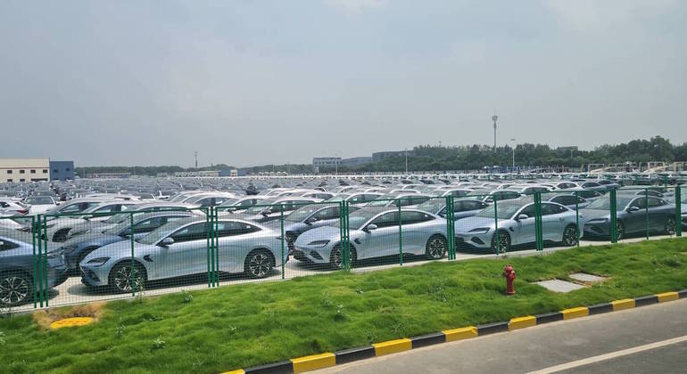 Pátio cheio mostra potencial da fábrica de carros elétricos da BYD em Changzhou, na China
