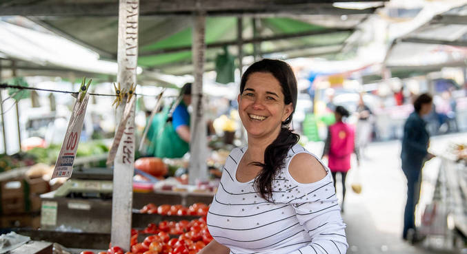 A cozinheira Anaci Santos Brandão foca na economia na hora de escolher os produtos na feira