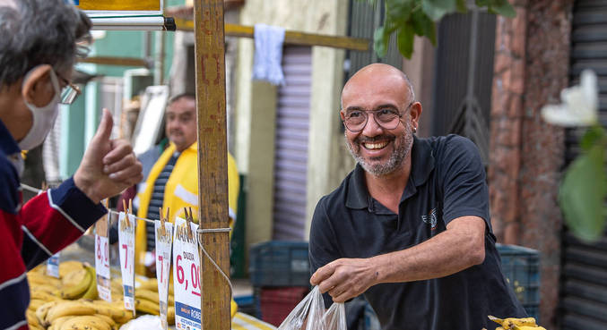 Alexandre de Paula Bicudo, que tem uma banca de bananas, fruta da estação