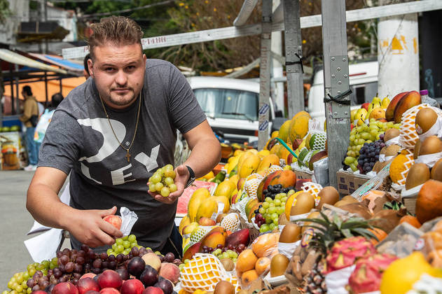 São Paulo,SP,  06.09.2022 – Feira Livre – Economia – Feira livre no bairro Perdizes, zona oeste da cidade, rua ministro Godoi. Personagens falam sobre os preços e as melhores opções para compra de verduras, legumes e frutas da época.  Foto Edu Garcia/R7