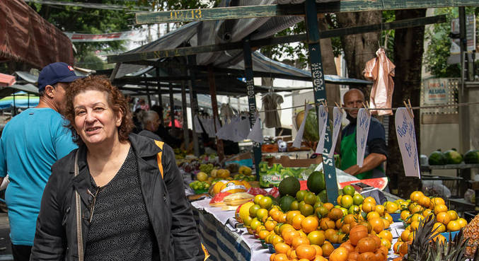 A aposentada Célia Assis prefere comprar os produtos que ficam mais em conta